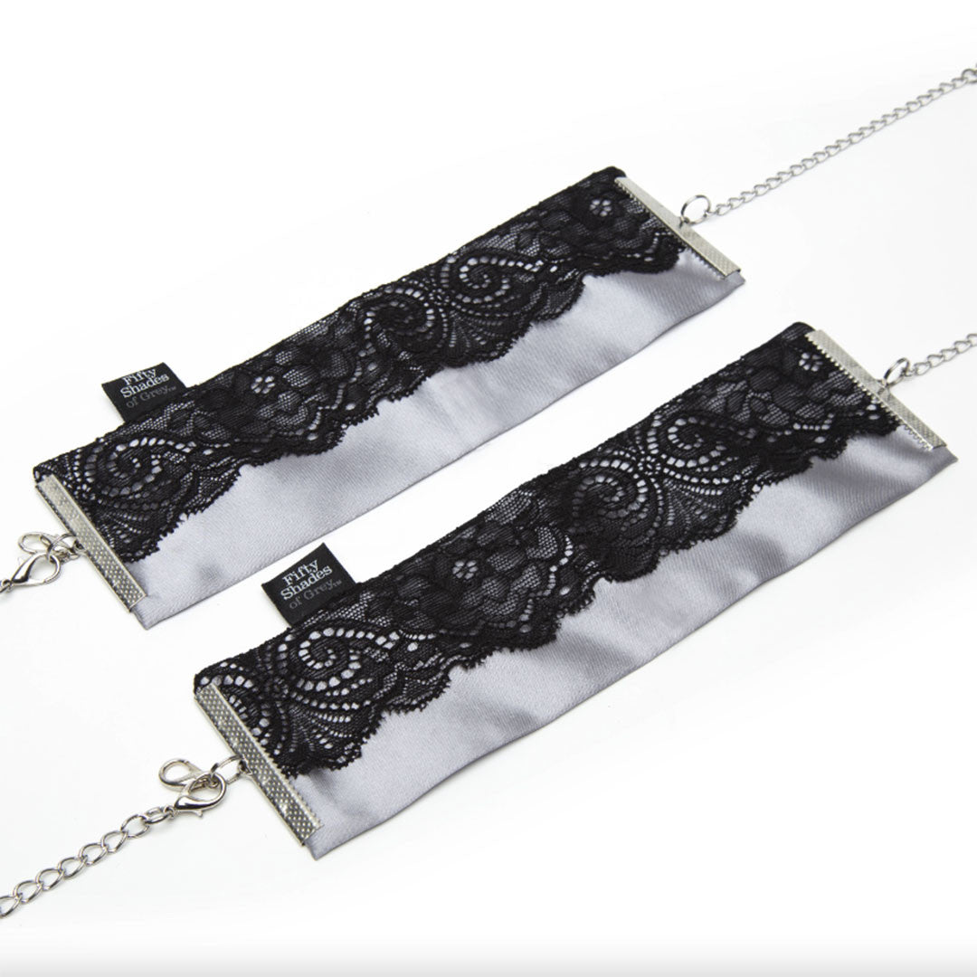 Menottes en satin et dentelle - 50 nuances de grey