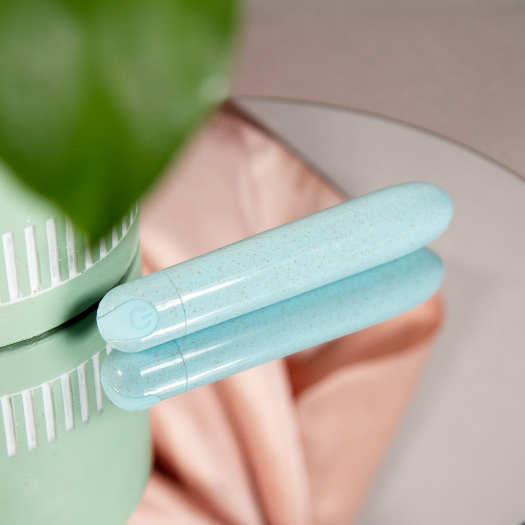 Photo d'ambiance du Mini Stimulateur Clitoridien Bleu Eco Responsable - Satisfaction