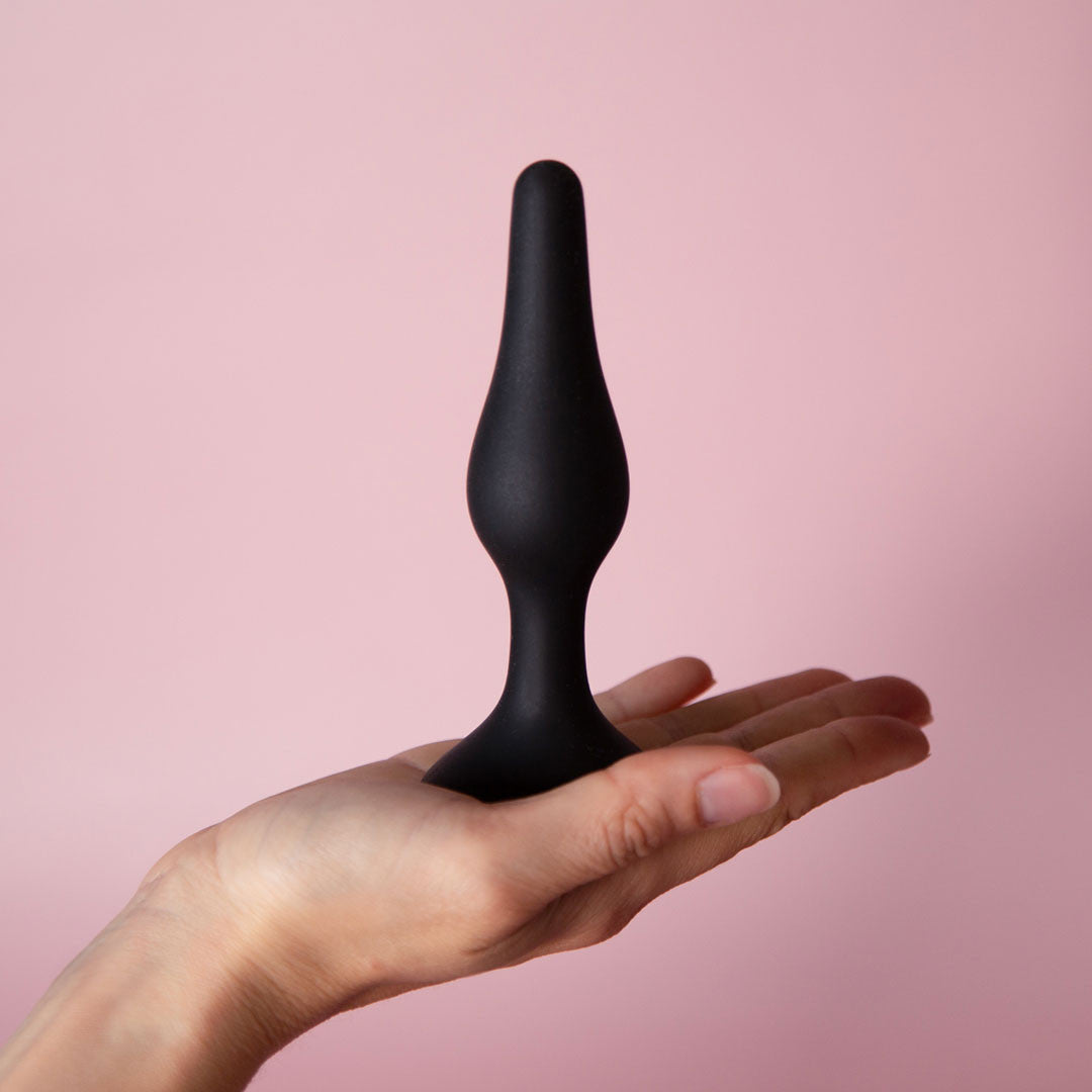 tentation plug anal silicone noir petit en main