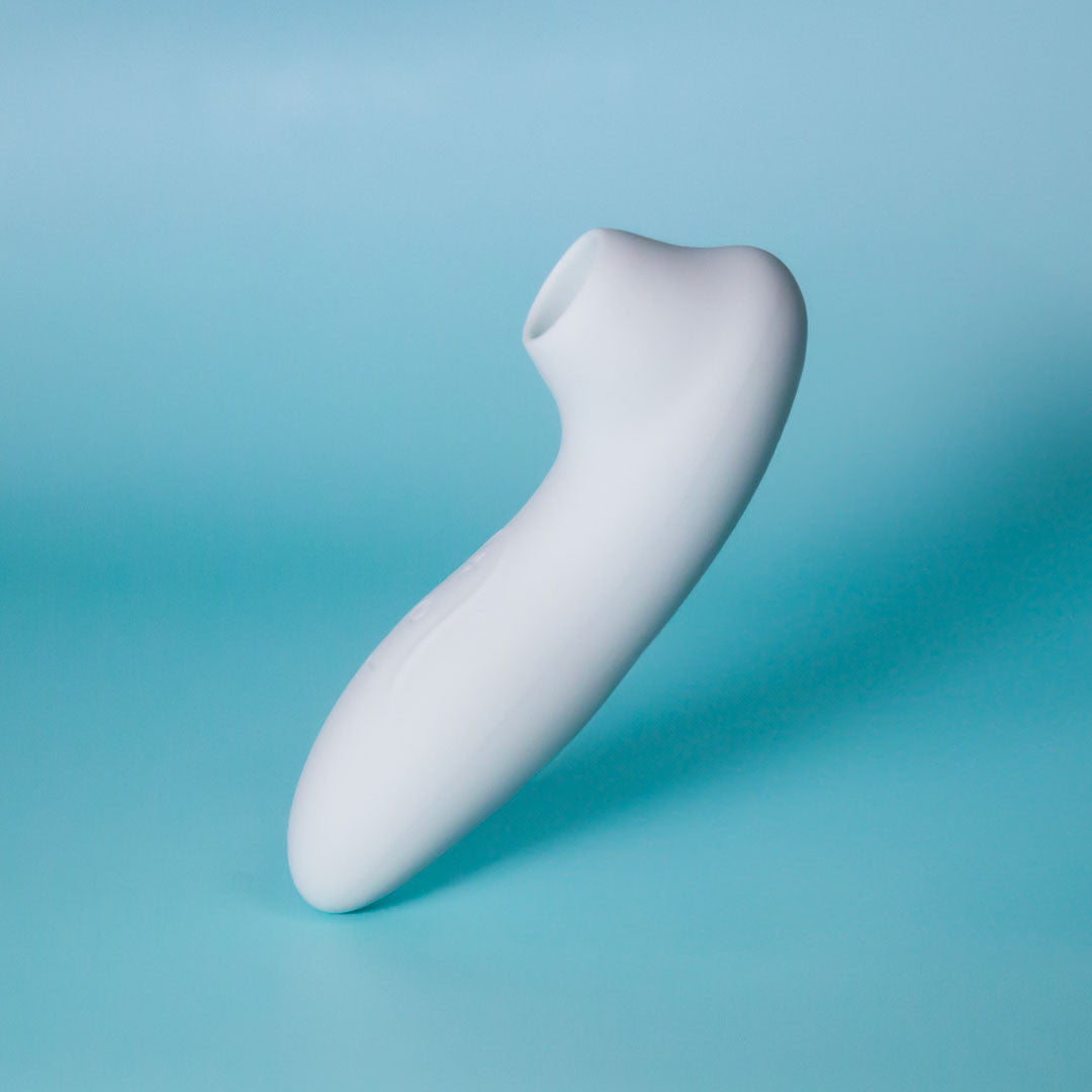 aspirateur clitoridien vertige en silicone blanc sur fond bleu