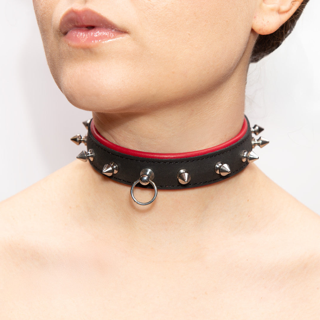 Collier Cuir Piques et Anneau Noir/rouge