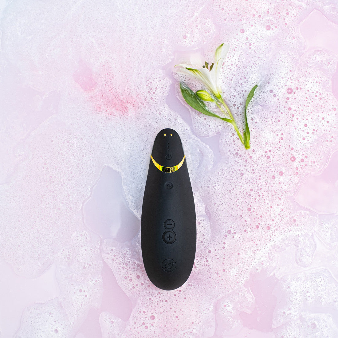 Womanizer Premium 2 Noir vue de haut dans l'eau