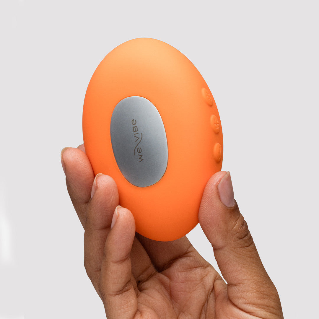 Stimulateur Clitoridien Temp Orange dans la main