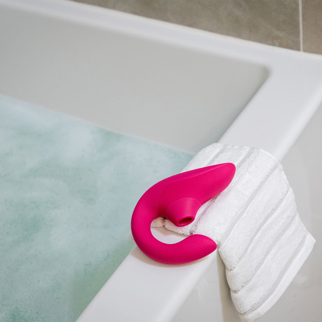 Vibromasseur Rabbit Blend Fushia au bord d'une beignoire