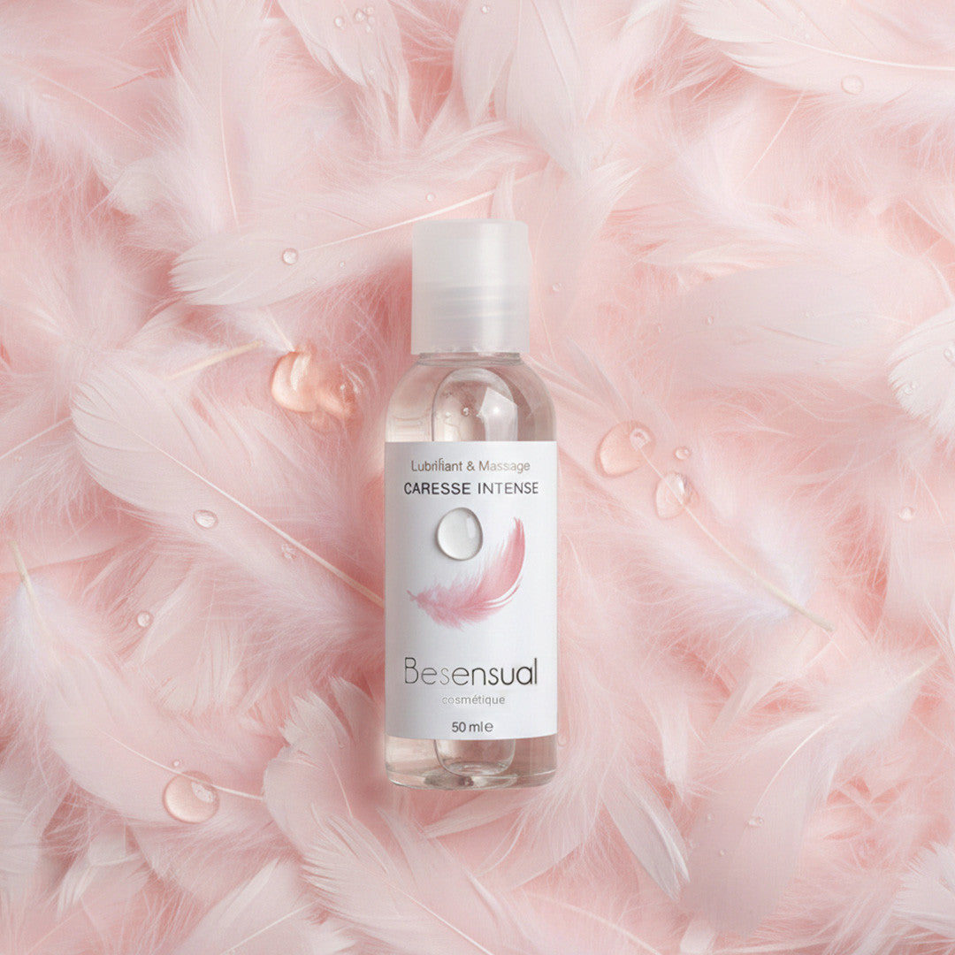 Be Sensual Huile Siliconée Lubrifiant & Massage Neutre Caresse 50 mL Flacon Vue de Face sur lit de plume