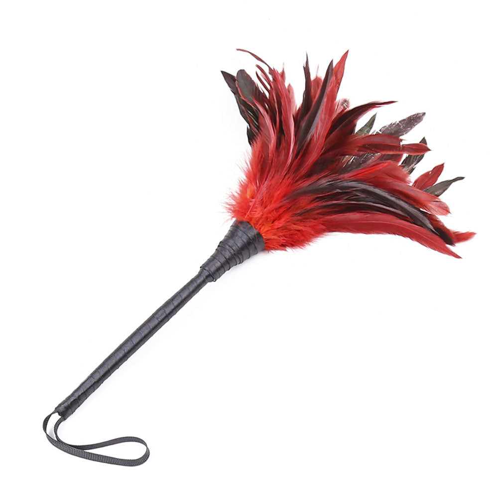 Be Bondage Plumeau Bicolore à Caresses Sensuelles 35 cm Rouge et Noir Vue de Haut en Biais