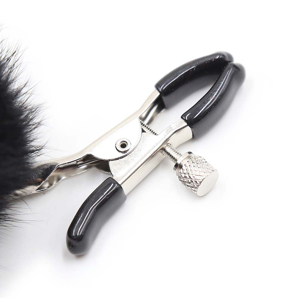 Be Bondage Pince Tétons Boule Fourrure Noire Zoom sur la Pince