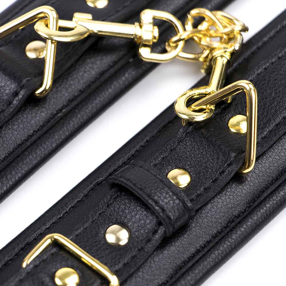 Be Bondage Entraves Poignets Cuir Noir et Métal Doré Réglables BDSM Zoom Mousquetons et Chaîne