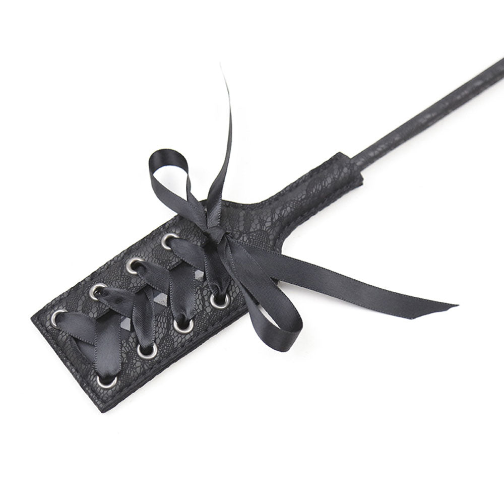 Plumeau Cravache Dentelle et Lacet