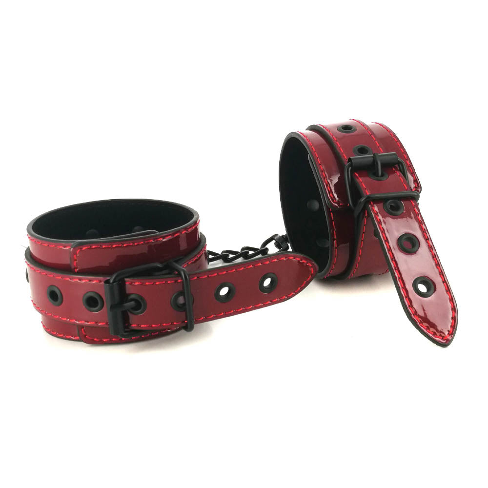 Be Bondage Entraves Bicolore Brillantes Rouges et Noires avec Chaîne Vue de Face Zoomée