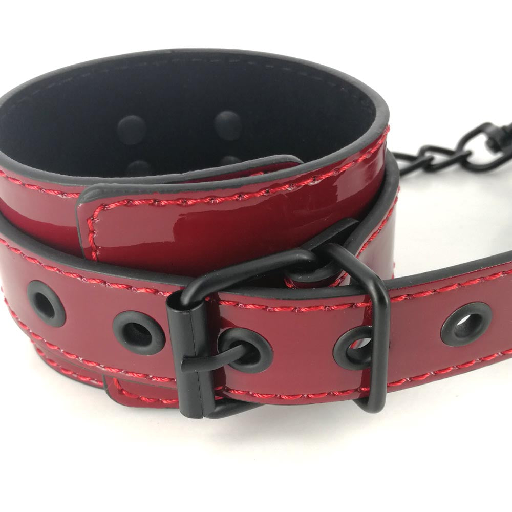 Be Bondage Entraves Bicolore Brillantes Rouges et Noires avec Chaîne Zoom sur Trous Réglables