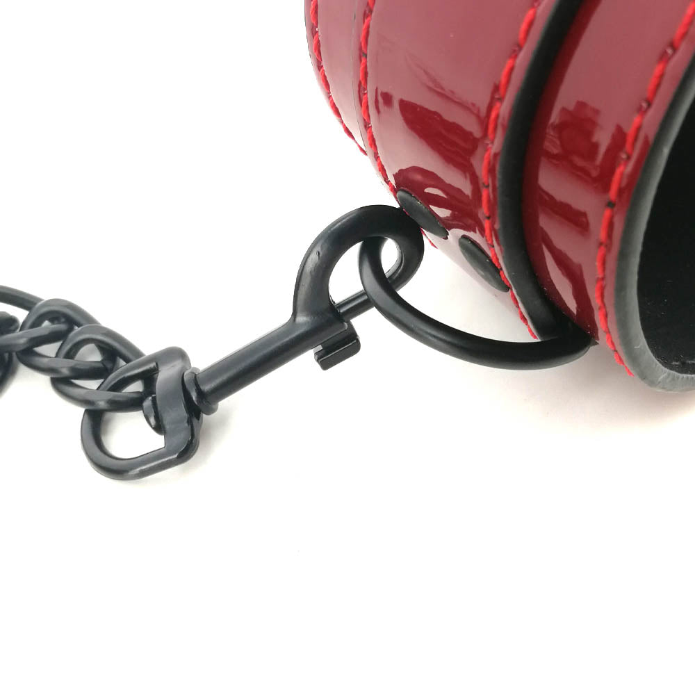 Be Bondage Entraves Bicolore Brillantes Rouges et Noires avec Chaîne Zoom sur Mousqueton