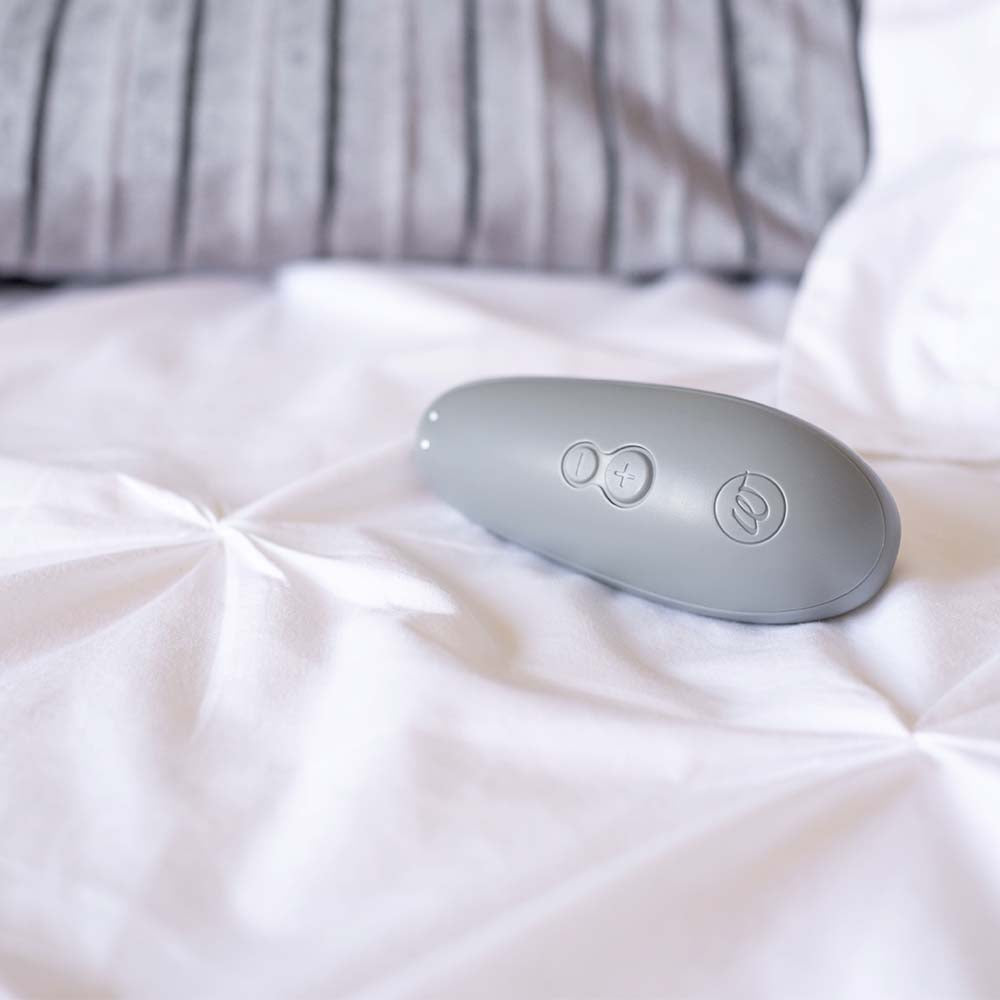 womanizer starlet 3 aspi clito débutante gris sur lit