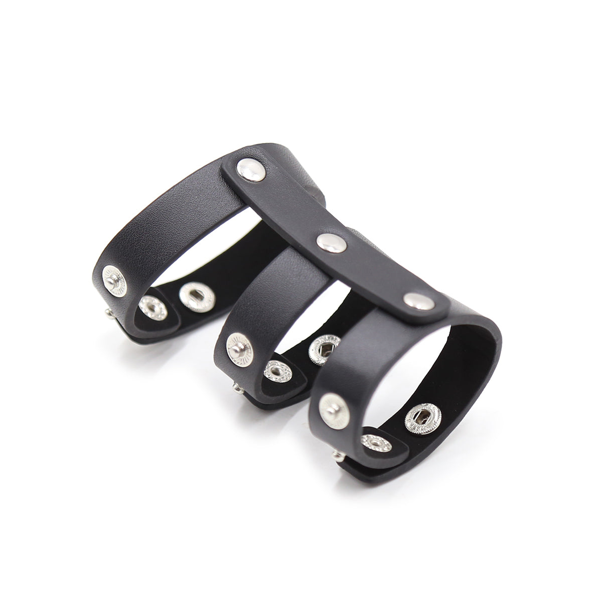 Triple Anneau Pénis PVC Rivets - Vue Fermé Trois-Quarts - Be Bondage
