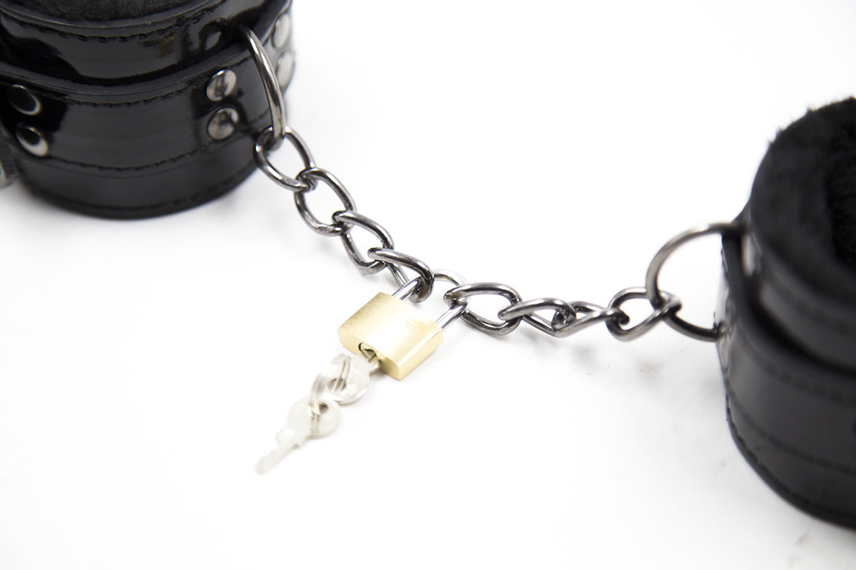 Menottes Noir Mains Intérieur Fourrure - Zoom Cadenas - Be Bondage