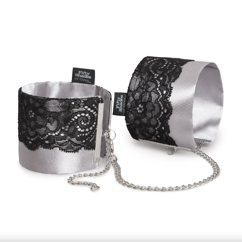 Menottes en satin et dentelle - 50 nuances de grey