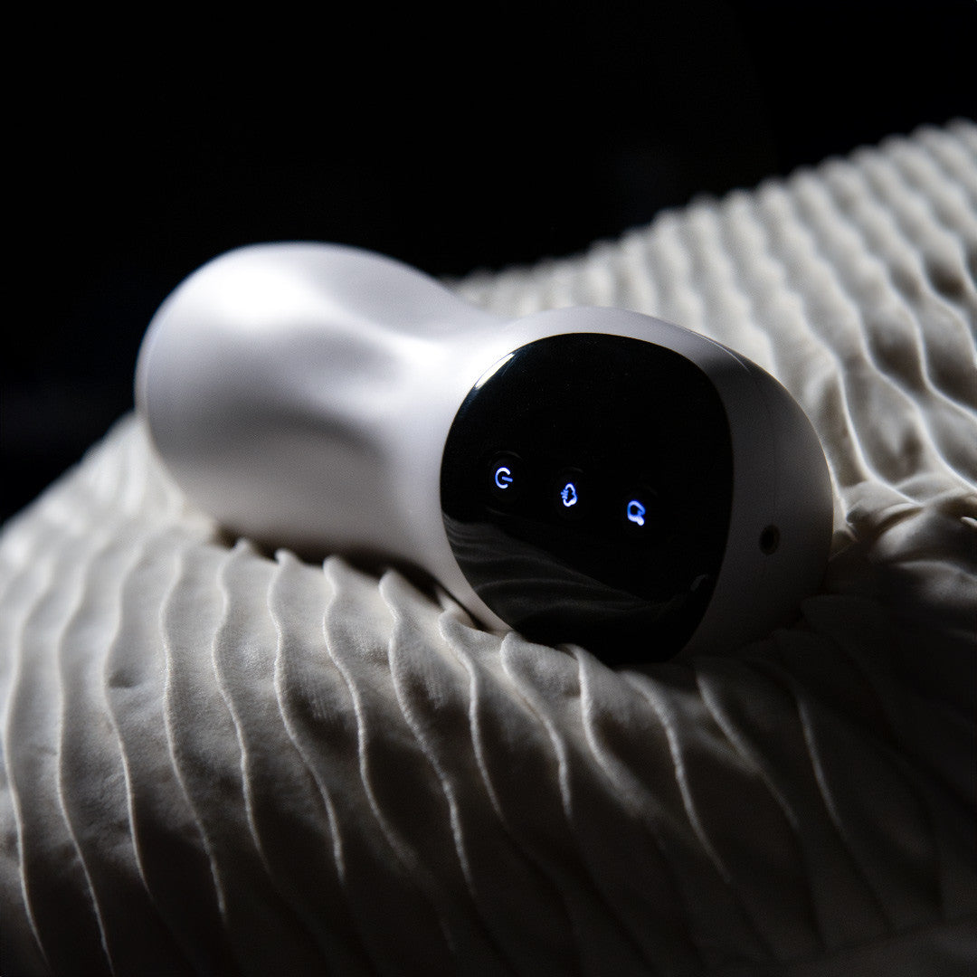 masturbateur horizon allonge sur lit avec interface lumineuse visible