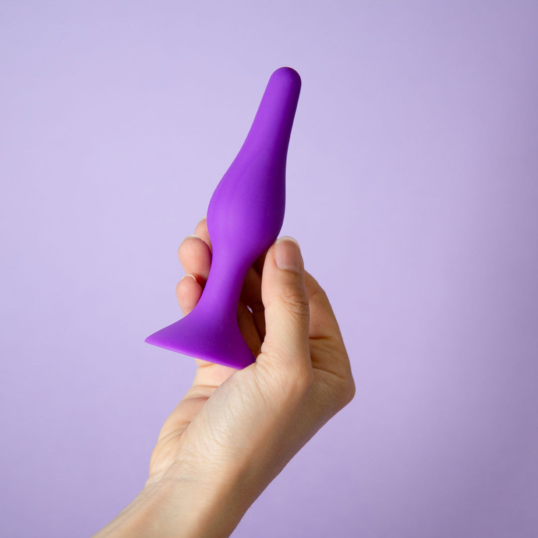 plug anal tentation violet tenu en main