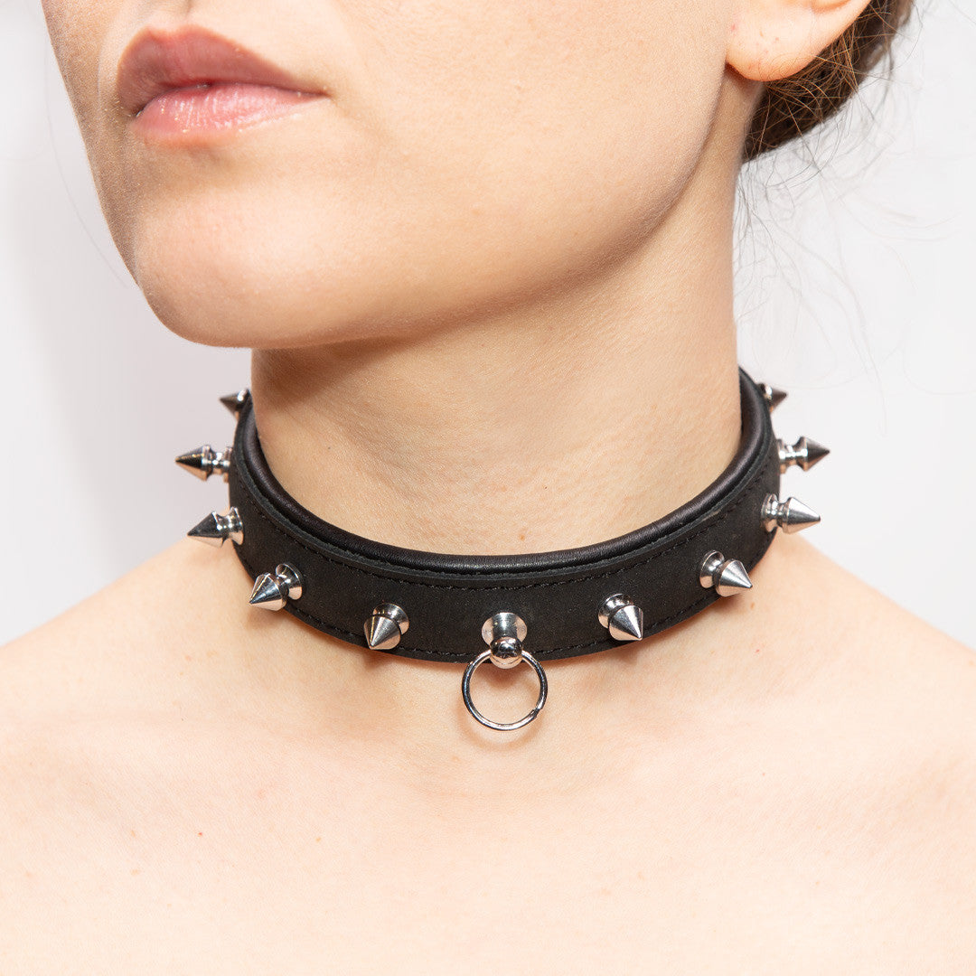 Collier Cuir Piques et Anneau Noir