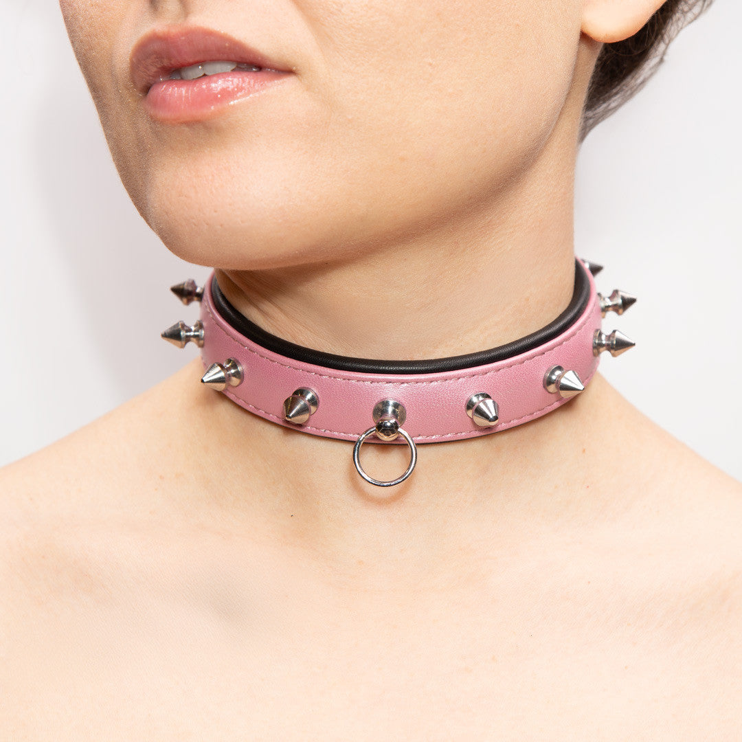 Collier Cuir Piques et Anneau Rose
