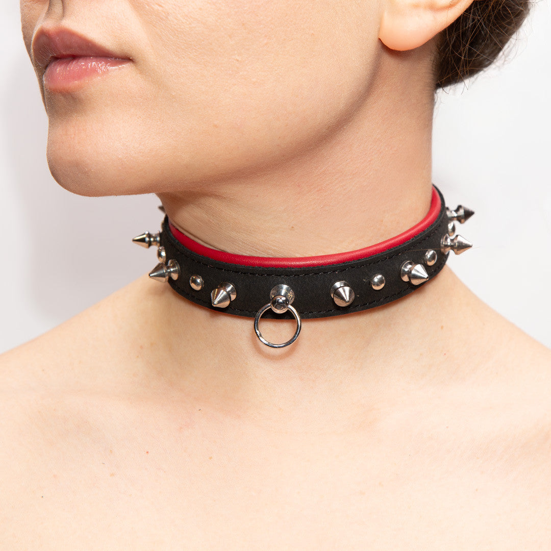 Collier Cuir Piques et Rivets Noir Rouge
