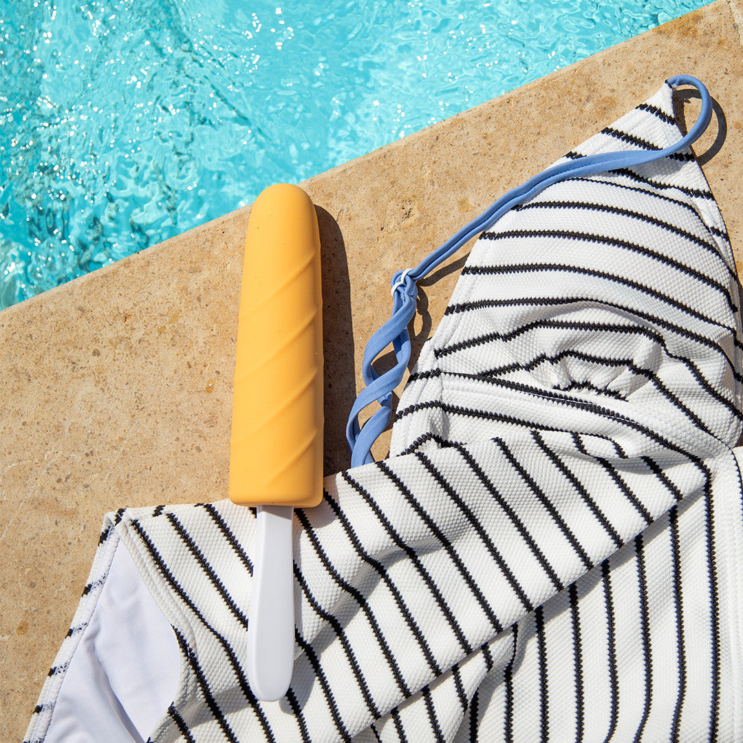 Gode Nervuré Silicone Sorbet au bord d'une piscine