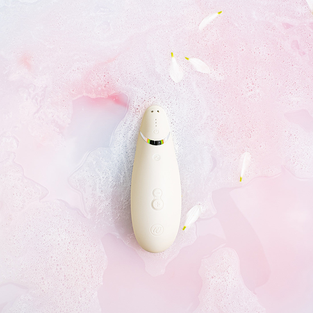 Womanizer Premium 2 Blanc vue de haut dans l'eau