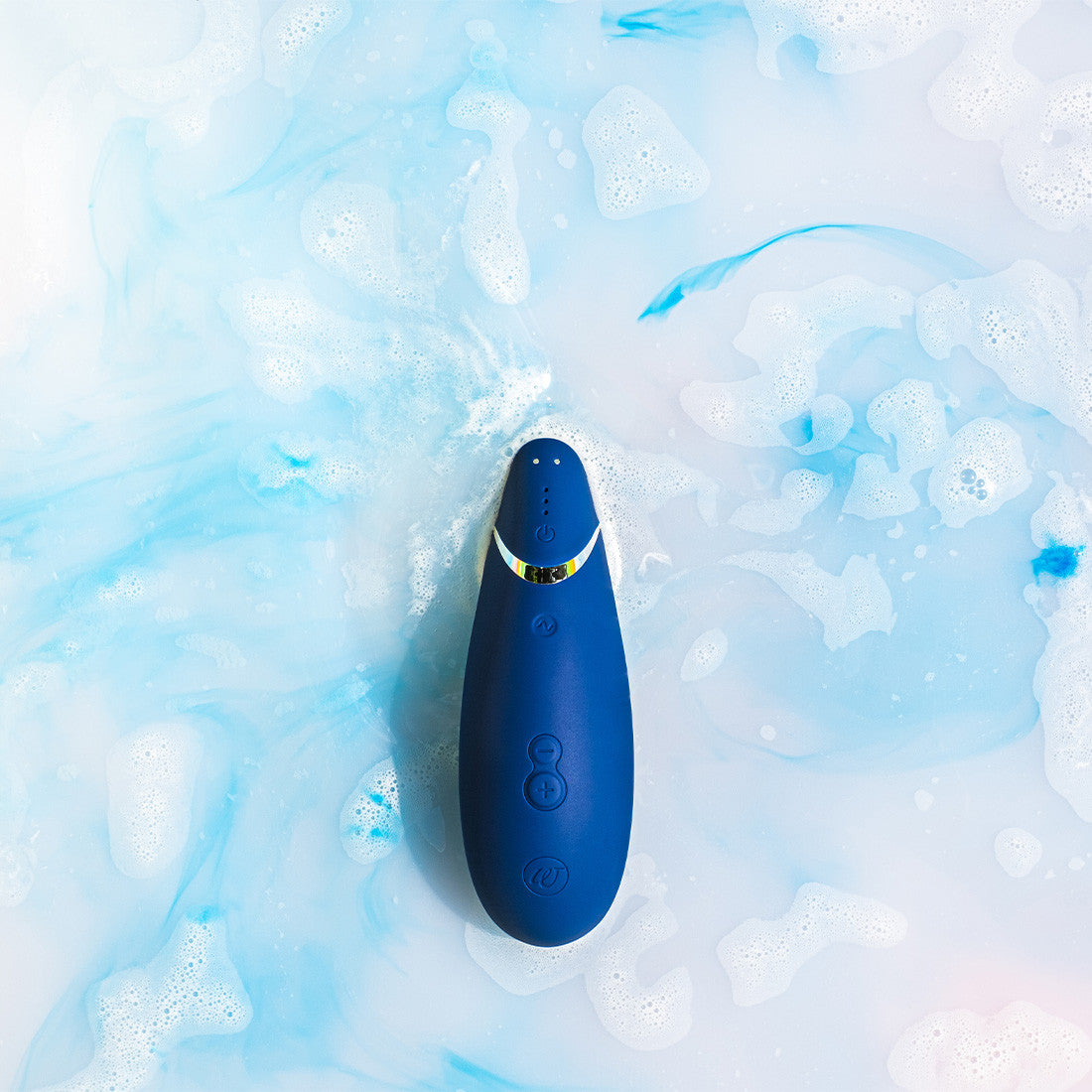 Womanizer Premium 2 Bleu vue de haut dans l'eau