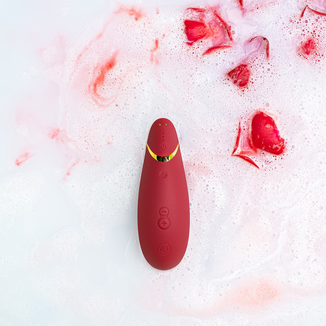 Womanizer Premium 2 Bordeaux vue de haut dans l'eau