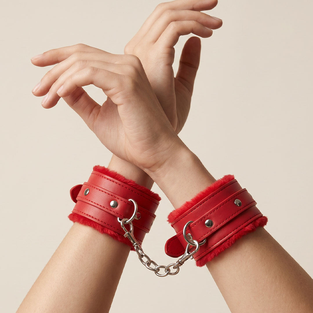 Menottes Erotiques Poignets en Simili Cuir Rouge - Be Bondage