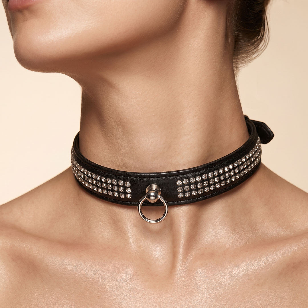 Collier en cuir avec 3 rangées de strass noir