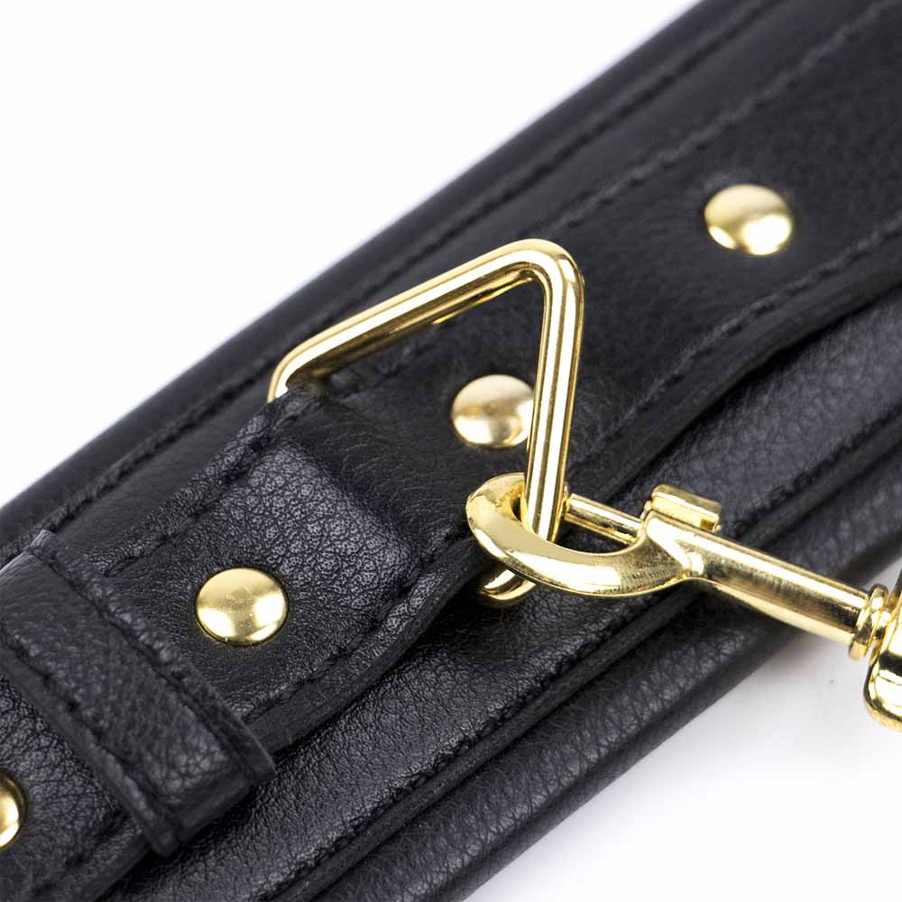 Be Bondage Entraves Poignets Cuir Noir et Métal Doré Réglables BDSM Zoom Attache pour Mousqueton
