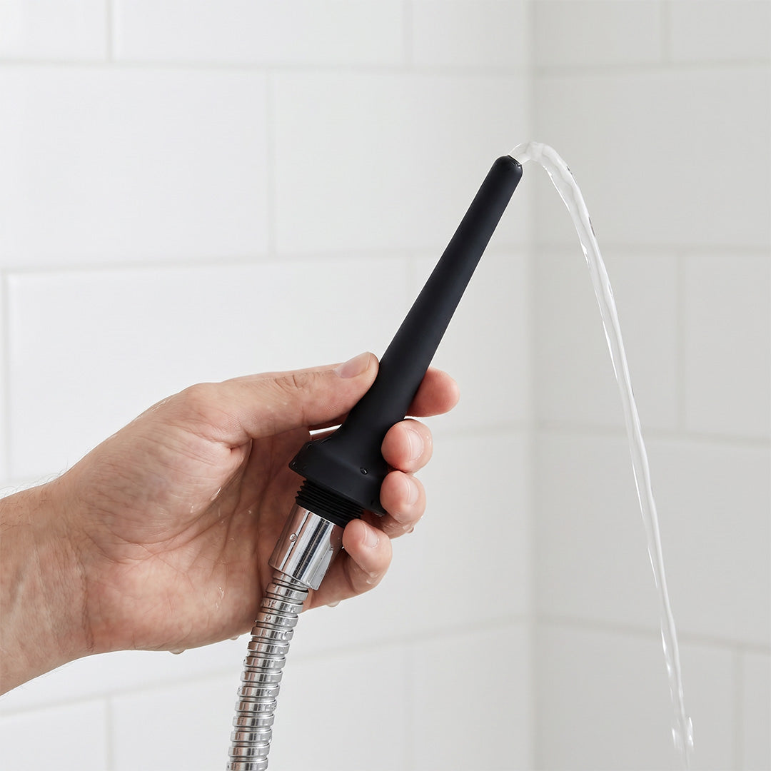 embout de douche anal vissée sur un flexible de douche
