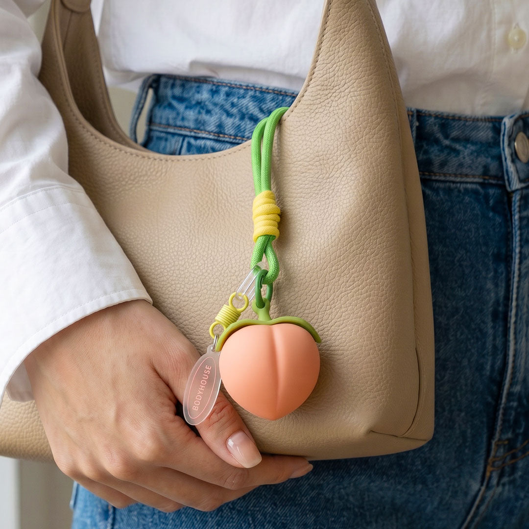 porte-clé pêche vibrante accroché à un sac à main